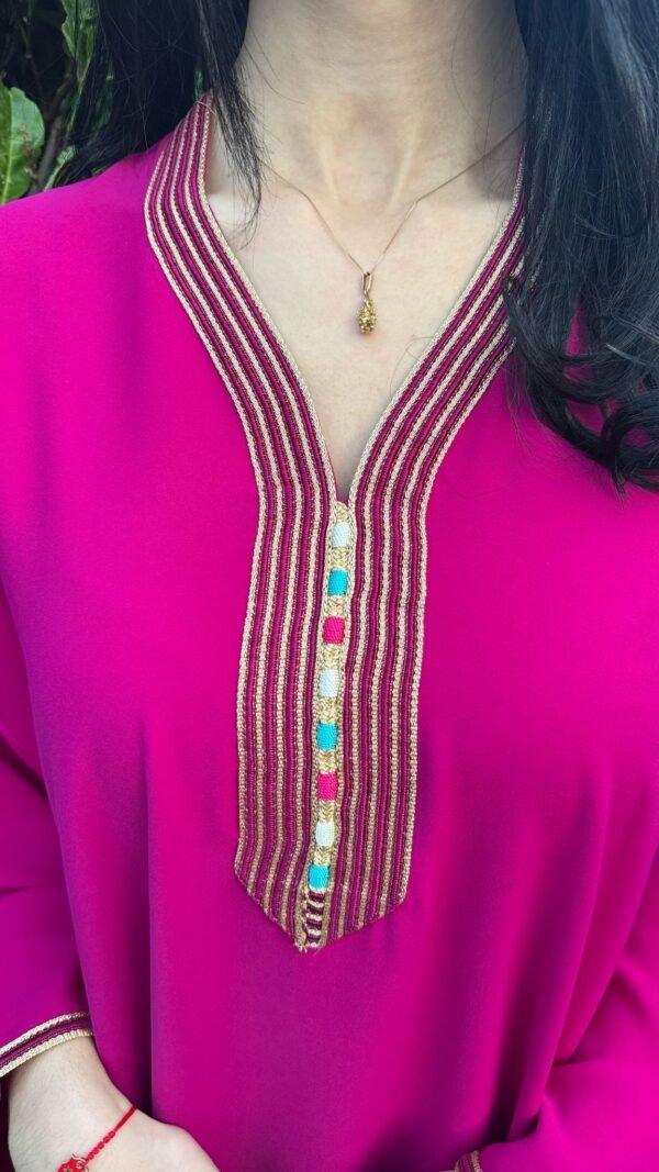 Caftan Marocain rose fuchsia Élégance Chic et Raffiné