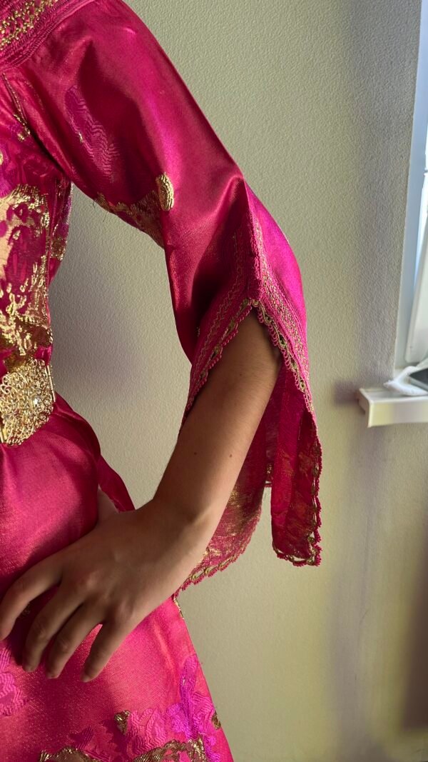 🌸 Caftan “Rose Majesté” – Élégance Fuchsia & Or
